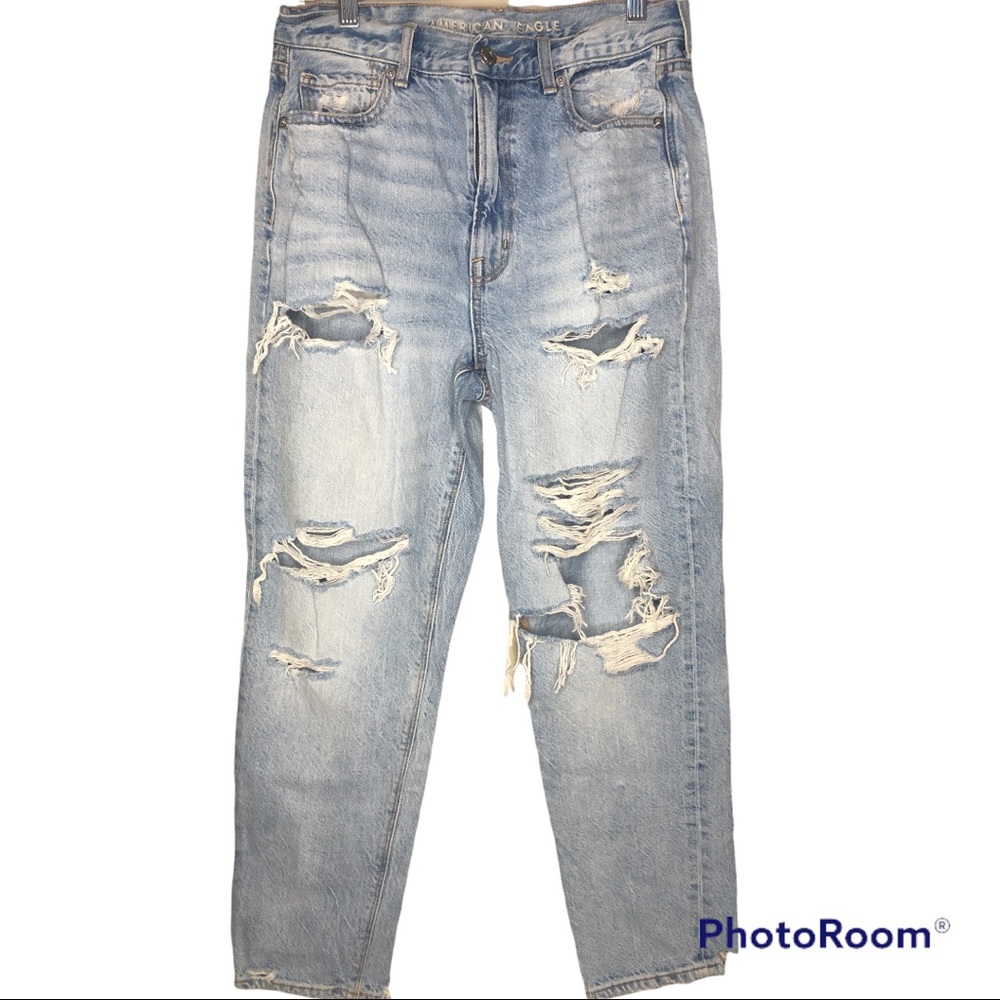 AMERICAN EAGLE Distressed Light Wash High Rise Mom Jean Size 6 Short